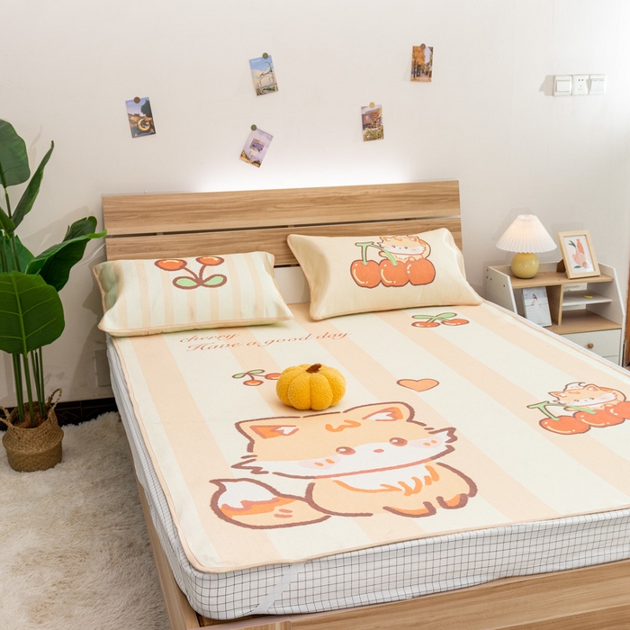 91家纺网 家纺一手货源 找家纺 欣宜家纺 2025新款母婴级夏季新款小清新数码印花凉感冰丝席三件套空调席（有质检报告） 樱桃狐狸