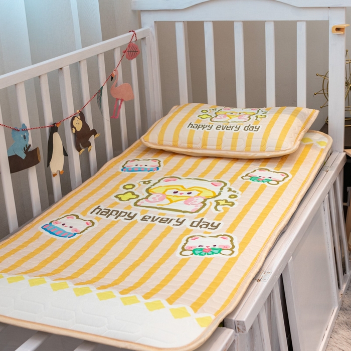 91家纺网 家纺一手货源 找家纺 欣宜家纺 2025新款母婴级儿童乳胶凉席空调席 竖条狗狗