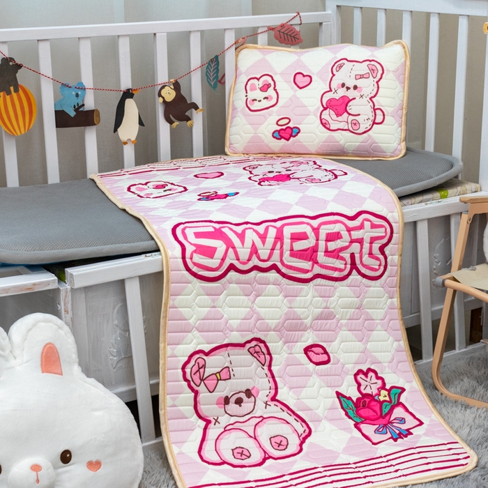 91家纺网 家纺一手货源 找家纺 欣宜家纺 2025新款母婴级儿童乳胶凉席空调席 甜蜜小熊