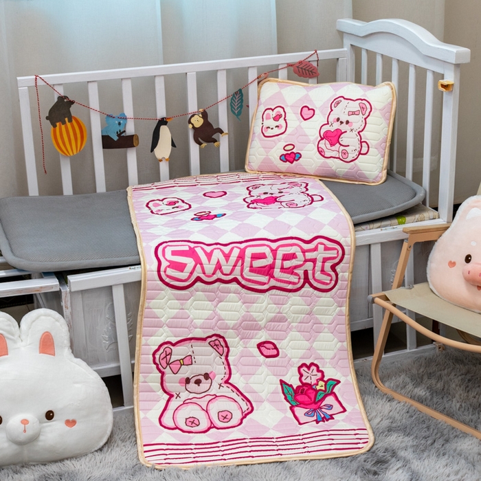 91家纺网 家纺一手货源 找家纺 欣宜家纺 2025新款母婴级儿童乳胶凉席空调席 甜蜜小熊