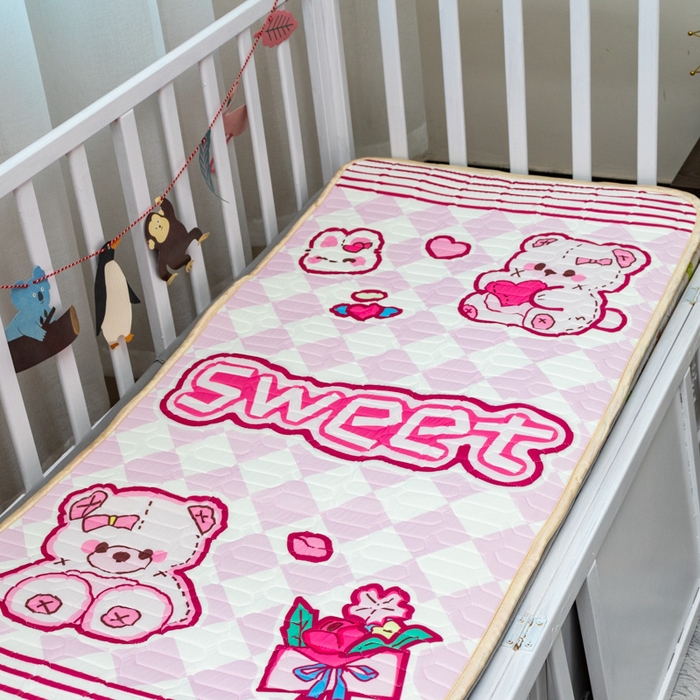 91家纺网 家纺一手货源 找家纺 欣宜家纺 2025新款母婴级儿童乳胶凉席空调席 甜蜜小熊