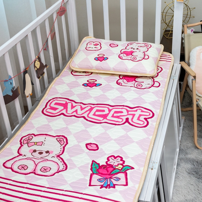 91家纺网 家纺一手货源 找家纺 欣宜家纺 2025新款母婴级儿童乳胶凉席空调席 甜蜜小熊