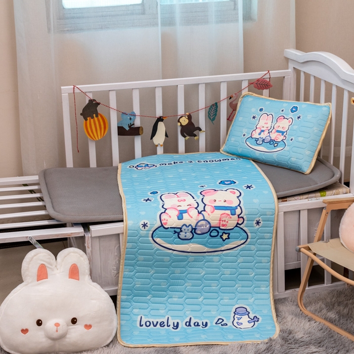 91家纺网 家纺一手货源 找家纺 欣宜家纺 2025新款母婴级儿童乳胶凉席空调席 熊兔野餐