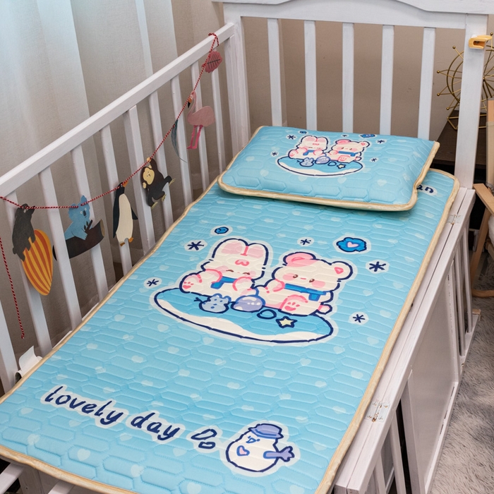 91家纺网 家纺一手货源 找家纺 欣宜家纺 2025新款母婴级儿童乳胶凉席空调席 熊兔野餐