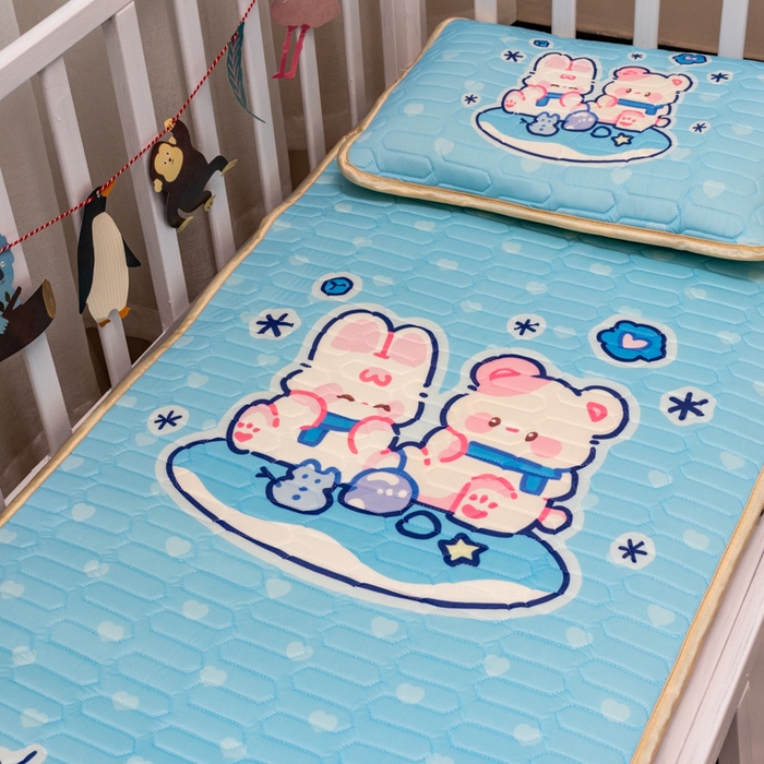 91家纺网 家纺一手货源 找家纺 欣宜家纺 2025新款母婴级儿童乳胶凉席空调席 熊兔野餐