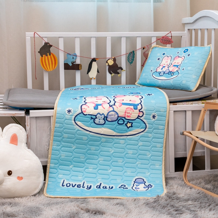 91家纺网 家纺一手货源 找家纺 欣宜家纺 2025新款母婴级儿童乳胶凉席空调席 熊兔野餐