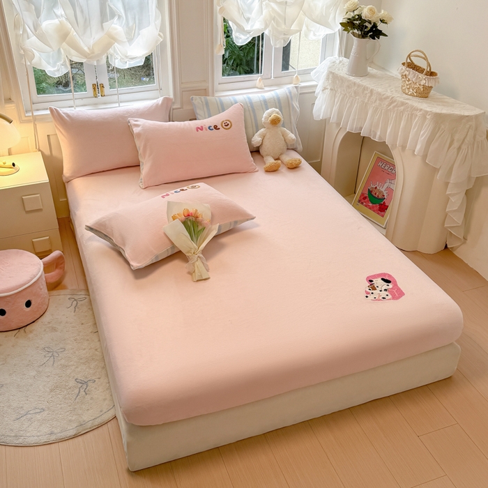 91家纺网 家纺一手货源 找家纺 （总）欣宜家纺 2025新款高克重毛巾绣花卡通ins风牛奶绒奶油条纹单床笠