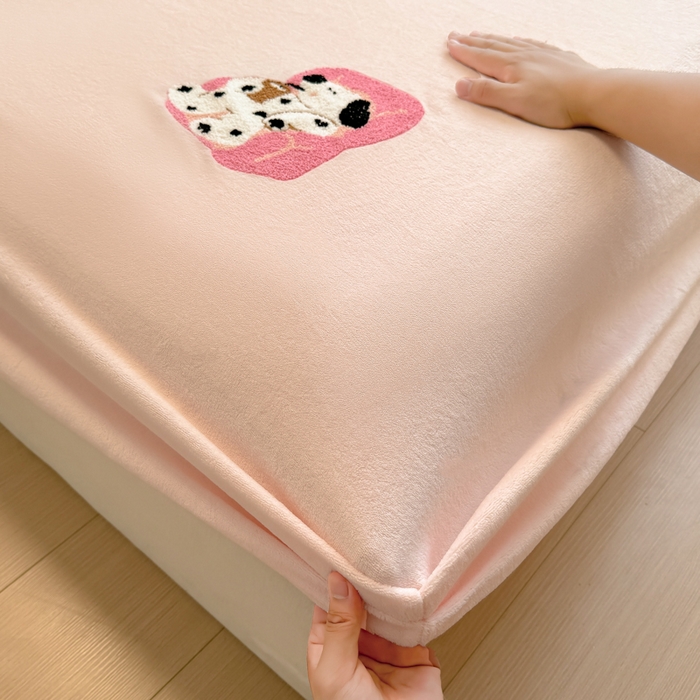 91家纺网 家纺一手货源 找家纺 （总）欣宜家纺 2025新款高克重毛巾绣花卡通ins风牛奶绒奶油条纹单床笠