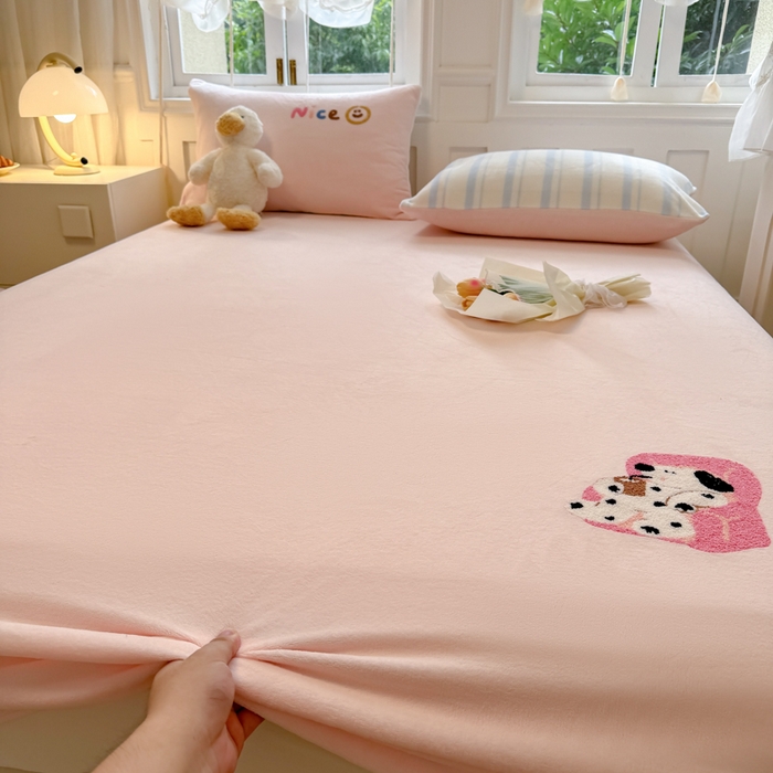 91家纺网 家纺一手货源 找家纺 （总）欣宜家纺 2025新款高克重毛巾绣花卡通ins风牛奶绒奶油条纹单床笠