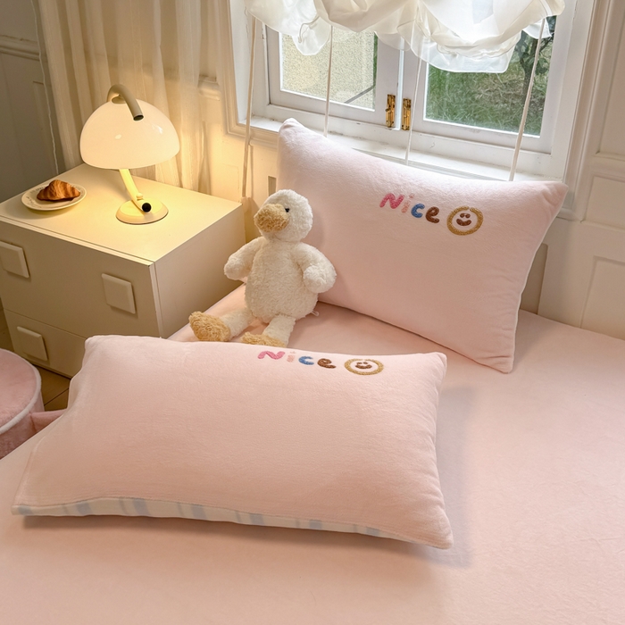 91家纺网 家纺一手货源 找家纺 （总）欣宜家纺 2025新款高克重毛巾绣花卡通ins风牛奶绒奶油条纹单床笠