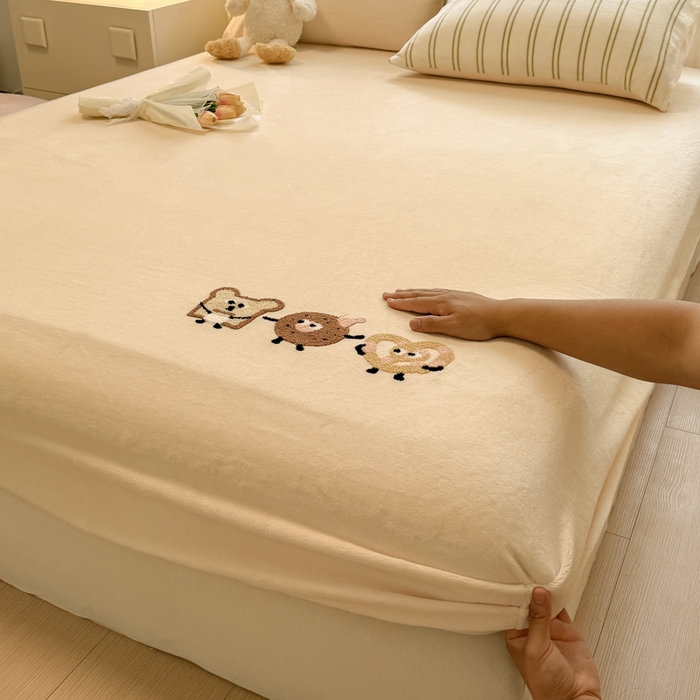 91家纺网 家纺一手货源 找家纺 （总）欣宜家纺 2025新款高克重毛巾绣花卡通ins风牛奶绒奶油条纹单床笠