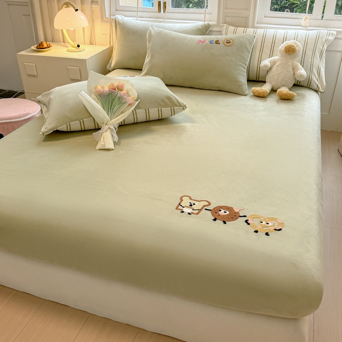 91家纺网 家纺一手货源 找家纺 （总）欣宜家纺 2025新款高克重毛巾绣花卡通ins风牛奶绒奶油条纹单床笠