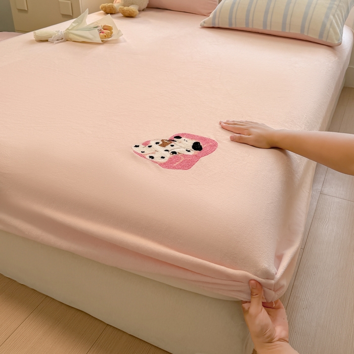 欣宜家纺 2025新款高克重毛巾绣花卡通ins风牛奶绒奶油条纹单床笠 奶油粉