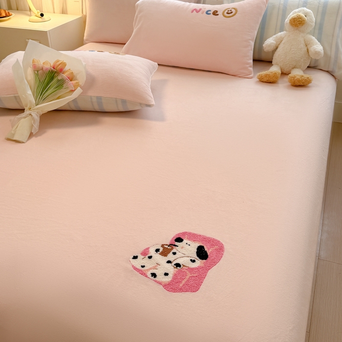 91家纺网 家纺一手货源 找家纺 欣宜家纺 2025新款高克重毛巾绣花卡通ins风牛奶绒奶油条纹单床笠 奶油粉