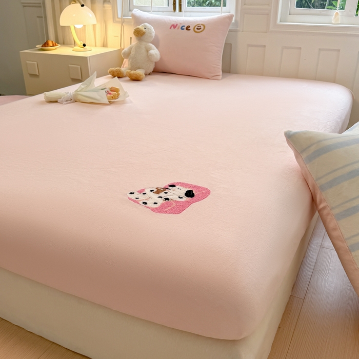 91家纺网 家纺一手货源 找家纺 欣宜家纺 2025新款高克重毛巾绣花卡通ins风牛奶绒奶油条纹单床笠 奶油粉