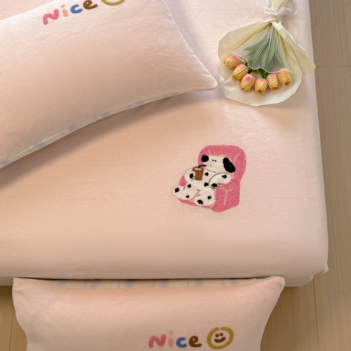 91家纺网 家纺一手货源 找家纺 欣宜家纺 2025新款高克重毛巾绣花卡通ins风牛奶绒奶油条纹单床笠 奶油粉