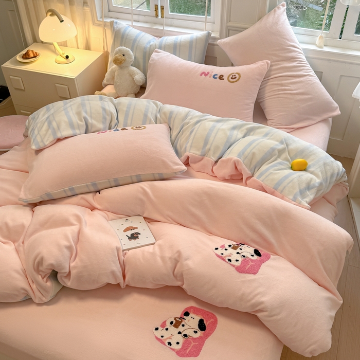 91家纺网 家纺一手货源 找家纺 欣宜家纺 2025新款高克重毛巾绣花卡通ins风牛奶绒奶油条纹单床笠 奶油粉