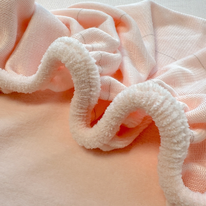 91家纺网 家纺一手货源 找家纺 欣宜家纺 2025新款高克重毛巾绣花卡通ins风牛奶绒奶油条纹单床笠 奶油粉