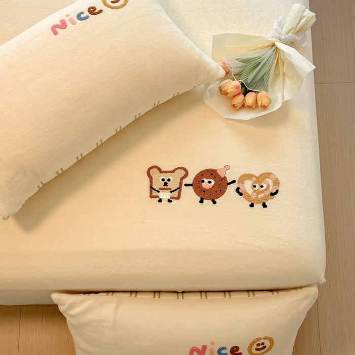 91家纺网 家纺一手货源 找家纺 欣宜家纺 2025新款高克重毛巾绣花卡通ins风牛奶绒奶油条纹单床笠 奶油黄