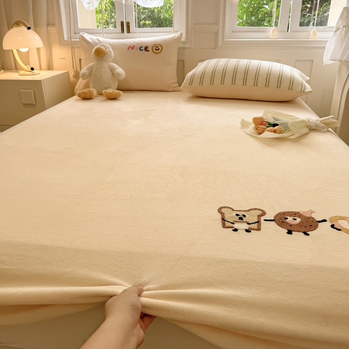 91家纺网 家纺一手货源 找家纺 欣宜家纺 2025新款高克重毛巾绣花卡通ins风牛奶绒奶油条纹单床笠 奶油黄