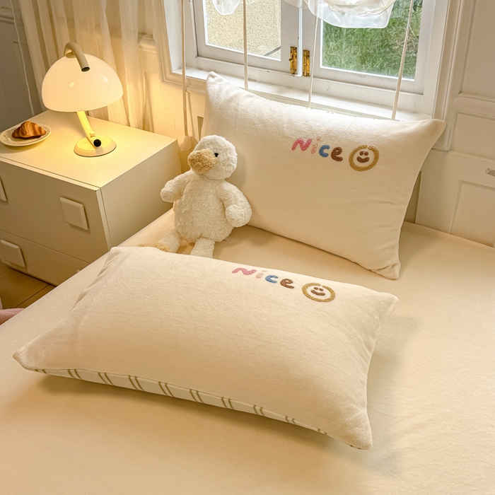 91家纺网 家纺一手货源 找家纺 欣宜家纺 2025新款高克重毛巾绣花卡通ins风牛奶绒奶油条纹单床笠 奶油黄