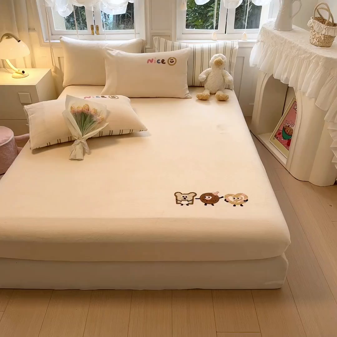 91家纺网 家纺一手货源 找家纺 欣宜家纺 2025新款高克重毛巾绣花卡通ins风牛奶绒奶油条纹单床笠 奶油黄