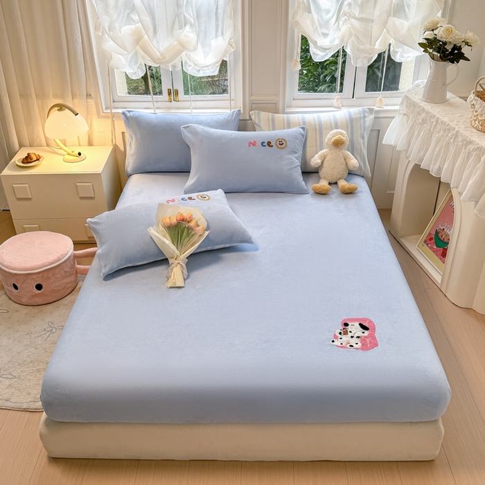 91家纺网 家纺一手货源 找家纺 欣宜家纺 2025新款高克重毛巾绣花卡通ins风牛奶绒奶油条纹单床笠 奶油蓝