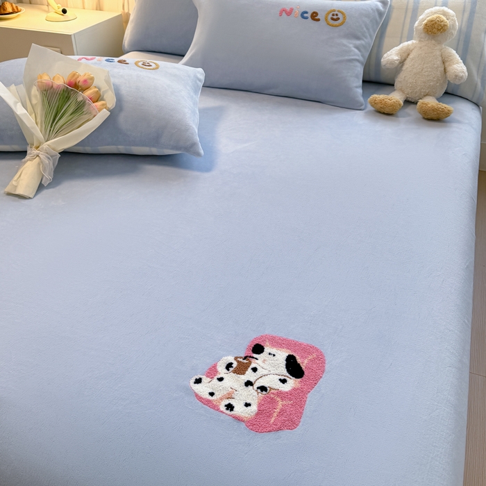 91家纺网 家纺一手货源 找家纺 欣宜家纺 2025新款高克重毛巾绣花卡通ins风牛奶绒奶油条纹单床笠 奶油蓝