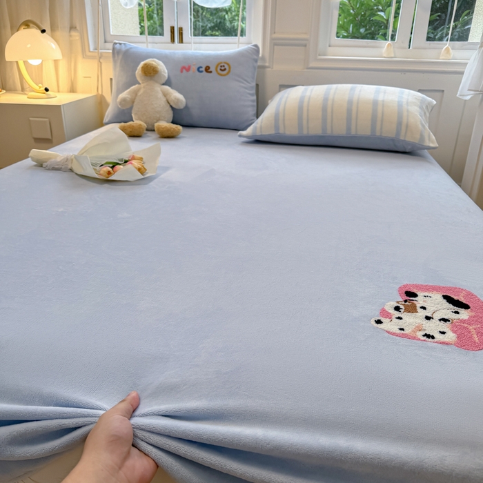 91家纺网 家纺一手货源 找家纺 欣宜家纺 2025新款高克重毛巾绣花卡通ins风牛奶绒奶油条纹单床笠 奶油蓝