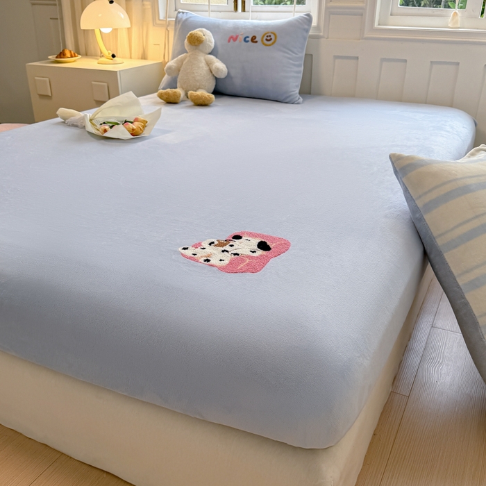 91家纺网 家纺一手货源 找家纺 欣宜家纺 2025新款高克重毛巾绣花卡通ins风牛奶绒奶油条纹单床笠 奶油蓝