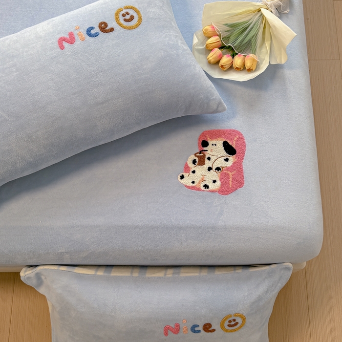 91家纺网 家纺一手货源 找家纺 欣宜家纺 2025新款高克重毛巾绣花卡通ins风牛奶绒奶油条纹单床笠 奶油蓝