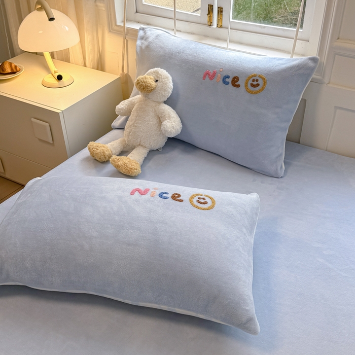 91家纺网 家纺一手货源 找家纺 欣宜家纺 2025新款高克重毛巾绣花卡通ins风牛奶绒奶油条纹单床笠 奶油蓝