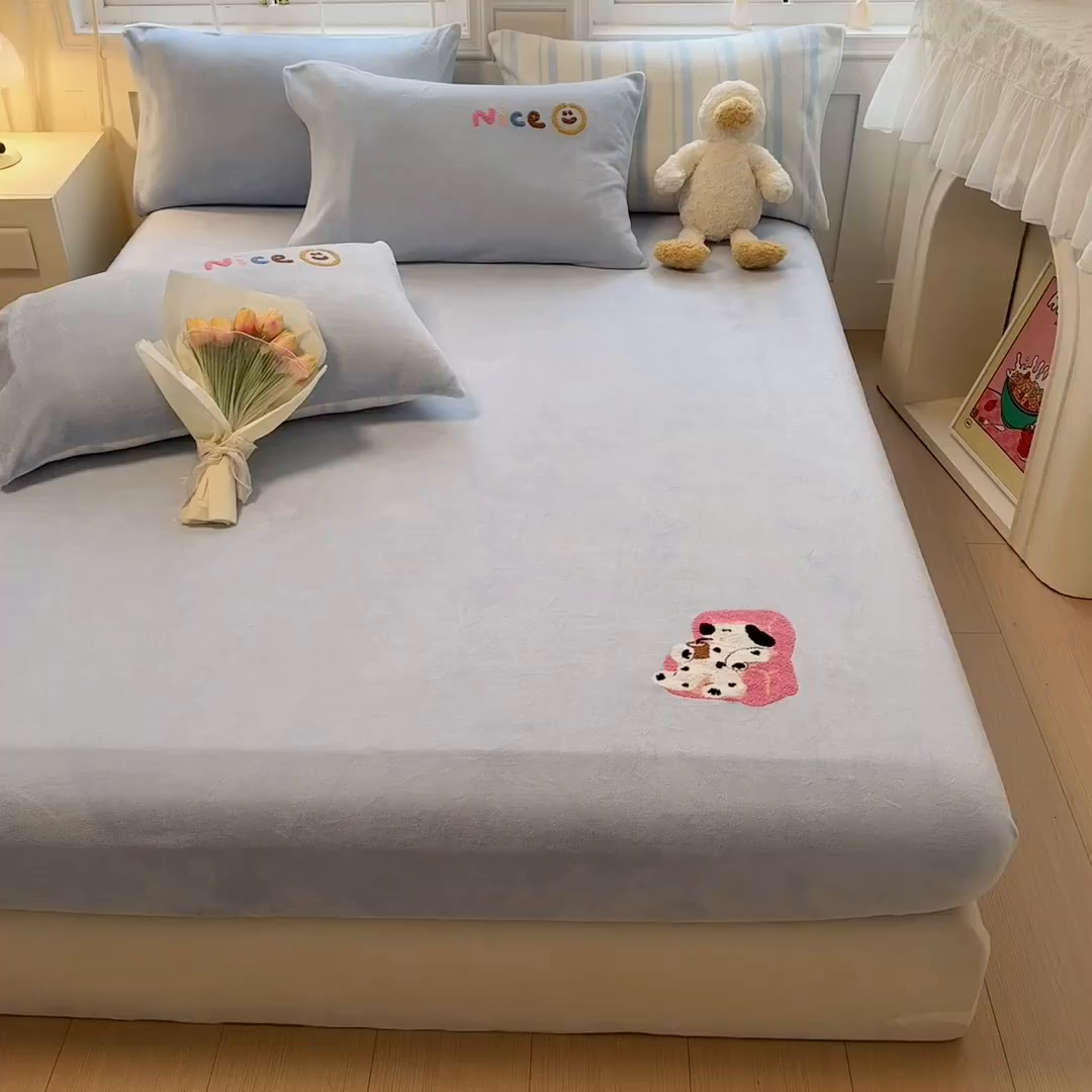 91家纺网 家纺一手货源 找家纺 欣宜家纺 2025新款高克重毛巾绣花卡通ins风牛奶绒奶油条纹单床笠 奶油蓝