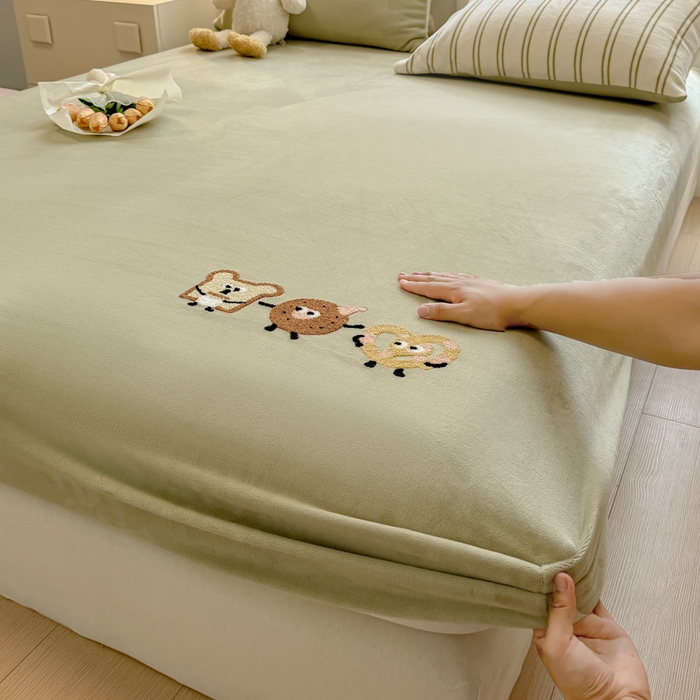 91家纺网 家纺一手货源 找家纺 欣宜家纺 2025新款高克重毛巾绣花卡通ins风牛奶绒奶油条纹单床笠 奶油绿