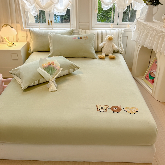 91家纺网 家纺一手货源 找家纺 欣宜家纺 2025新款高克重毛巾绣花卡通ins风牛奶绒奶油条纹单床笠 奶油绿