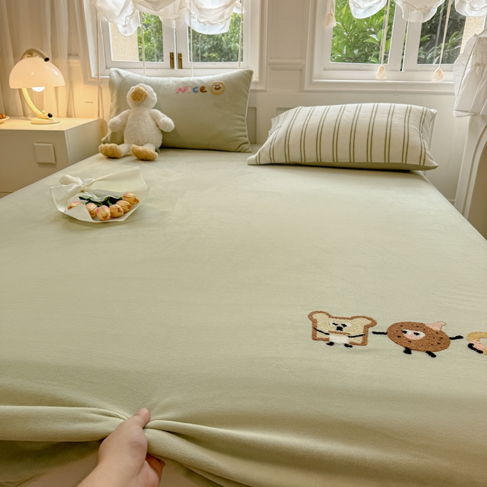 91家纺网 家纺一手货源 找家纺 欣宜家纺 2025新款高克重毛巾绣花卡通ins风牛奶绒奶油条纹单床笠 奶油绿