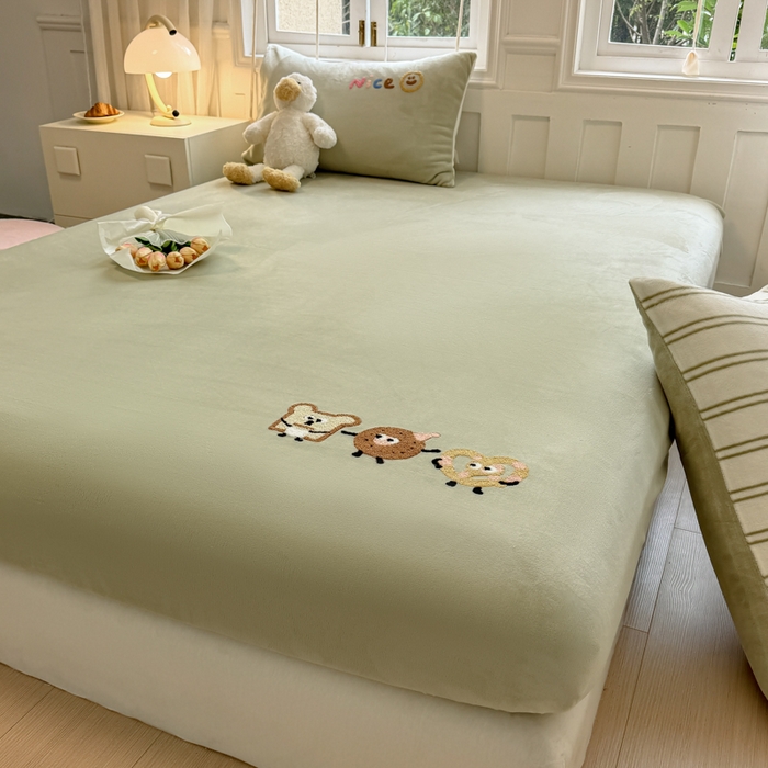 91家纺网 家纺一手货源 找家纺 欣宜家纺 2025新款高克重毛巾绣花卡通ins风牛奶绒奶油条纹单床笠 奶油绿