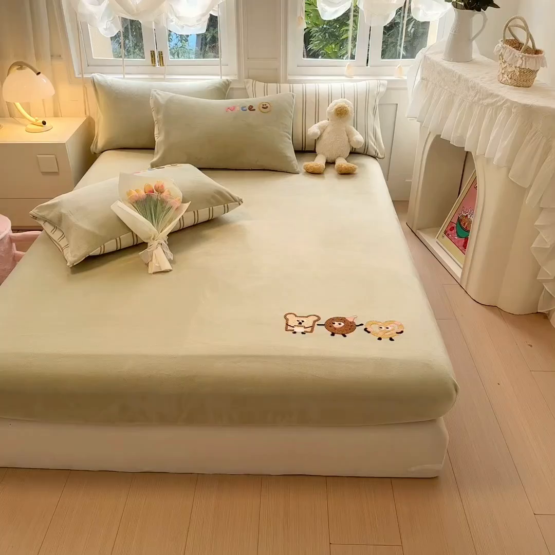 91家纺网 家纺一手货源 找家纺 欣宜家纺 2025新款高克重毛巾绣花卡通ins风牛奶绒奶油条纹单床笠 奶油绿