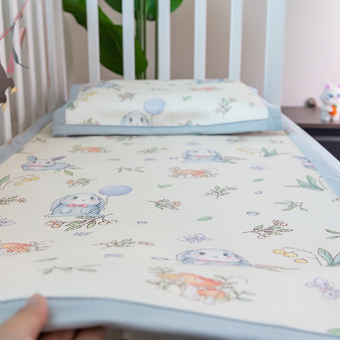 91家纺网 家纺一手货源 找家纺 欣宜家纺 2025新款儿童冰藤席幼儿园午睡席子凉席枕套可定制任意尺寸 草丛兔