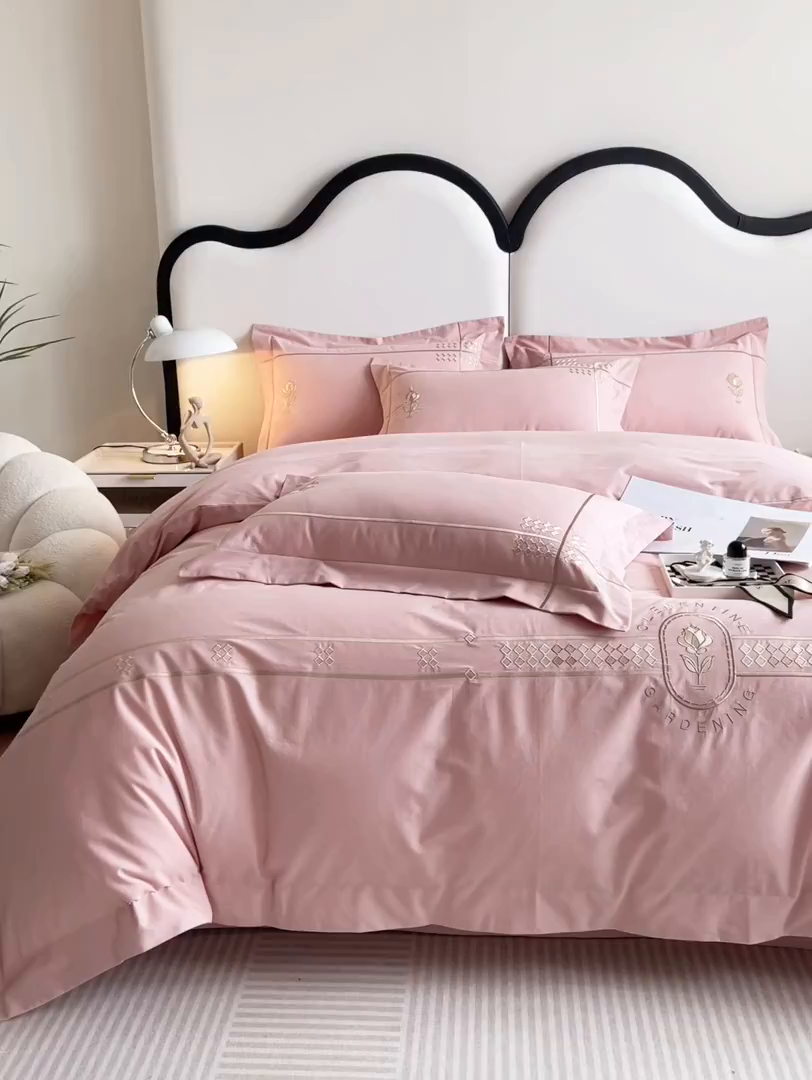 91家纺网 家纺一手货源 找家纺 （总）欣宜家纺 2025新款纯棉全棉长绒棉磨毛绣花四件套克里斯系列刺绣套件带礼盒