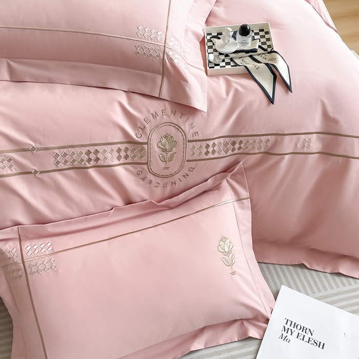 91家纺网 家纺一手货源 找家纺 （总）欣宜家纺 2025新款纯棉全棉长绒棉磨毛绣花四件套克里斯系列刺绣套件带礼盒