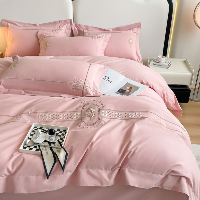 91家纺网 家纺一手货源 找家纺 （总）欣宜家纺 2025新款纯棉全棉长绒棉磨毛绣花四件套克里斯系列刺绣套件带礼盒