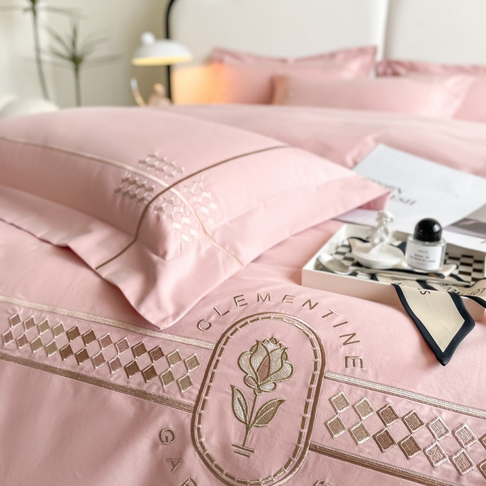 91家纺网 家纺一手货源 找家纺 （总）欣宜家纺 2025新款纯棉全棉长绒棉磨毛绣花四件套克里斯系列刺绣套件带礼盒