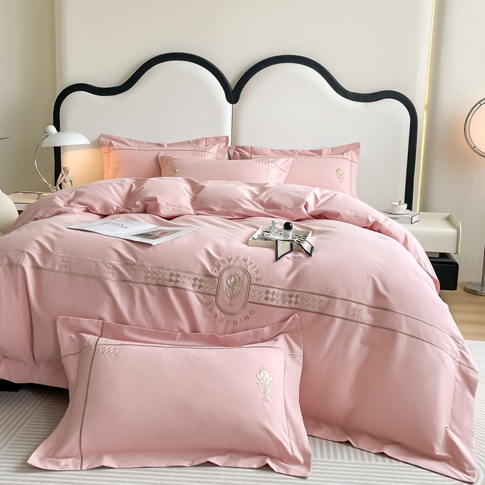 91家纺网 家纺一手货源 找家纺 欣宜家纺 2025新款纯棉全棉长绒棉磨毛绣花四件套克里斯系列刺绣套件带礼盒 克里斯-豆沙