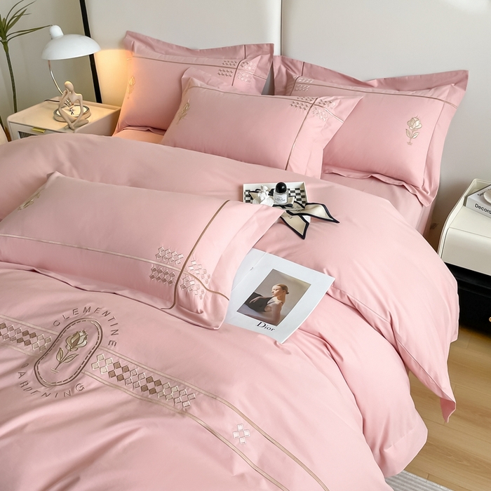 91家纺网 家纺一手货源 找家纺 欣宜家纺 2025新款纯棉全棉长绒棉磨毛绣花四件套克里斯系列刺绣套件带礼盒 克里斯-豆沙