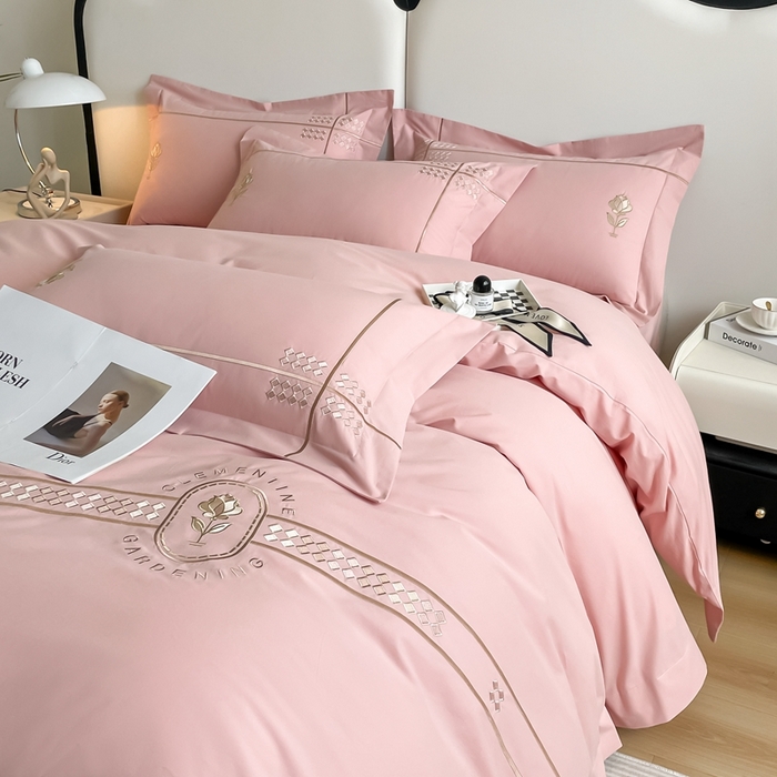 91家纺网 家纺一手货源 找家纺 欣宜家纺 2025新款纯棉全棉长绒棉磨毛绣花四件套克里斯系列刺绣套件带礼盒 克里斯-豆沙