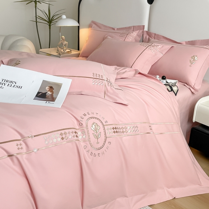 91家纺网 家纺一手货源 找家纺 欣宜家纺 2025新款纯棉全棉长绒棉磨毛绣花四件套克里斯系列刺绣套件带礼盒 克里斯-豆沙