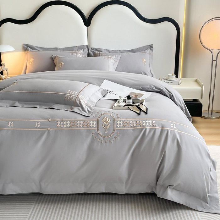 91家纺网 家纺一手货源 找家纺 欣宜家纺 2025新款纯棉全棉长绒棉磨毛绣花四件套克里斯系列刺绣套件带礼盒 克里斯-绅士灰