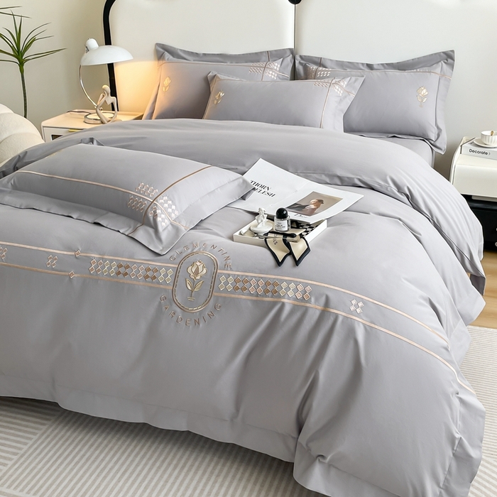 91家纺网 家纺一手货源 找家纺 欣宜家纺 2025新款纯棉全棉长绒棉磨毛绣花四件套克里斯系列刺绣套件带礼盒 克里斯-绅士灰