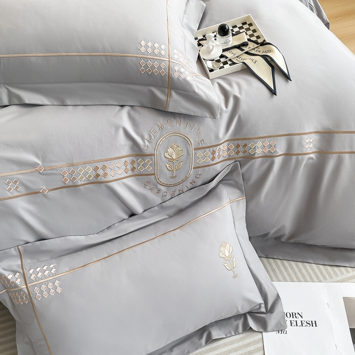 91家纺网 家纺一手货源 找家纺 欣宜家纺 2025新款纯棉全棉长绒棉磨毛绣花四件套克里斯系列刺绣套件带礼盒 克里斯-绅士灰